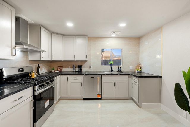 332 Hinkley Ave, Oakdale, CA 95361