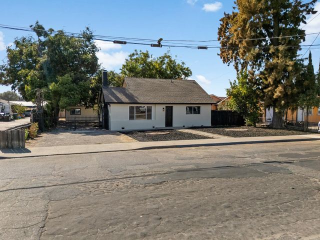 332 Hinkley Ave, Oakdale, CA 95361