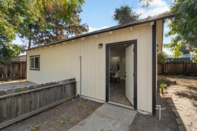 332 Hinkley Ave, Oakdale, CA 95361
