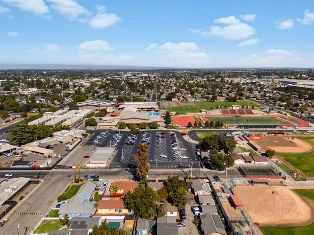 332 Hinkley Ave, Oakdale, CA 95361