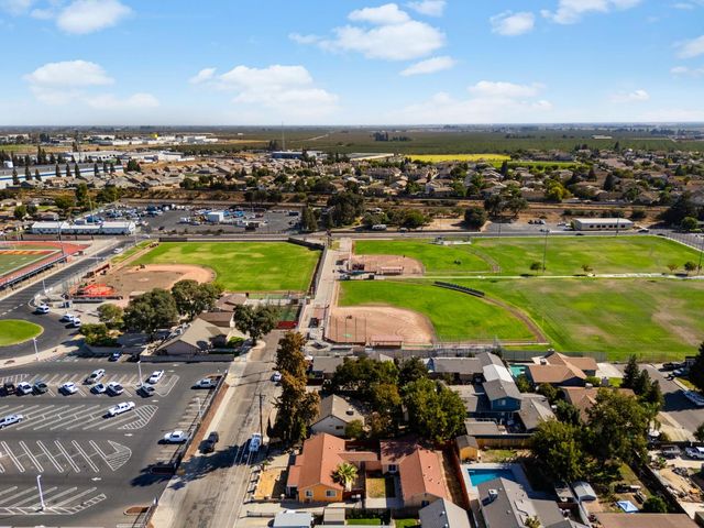 332 Hinkley Ave, Oakdale, CA 95361