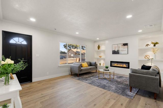 332 Hinkley Ave, Oakdale, CA 95361