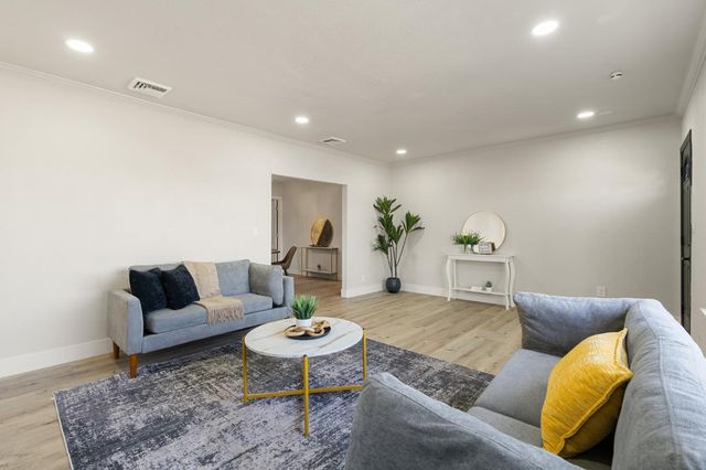 332 Hinkley Ave, Oakdale, CA 95361