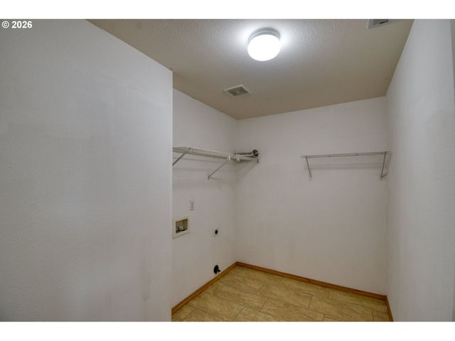 15315 Se OGDEN Dr, Portland, OR 97236