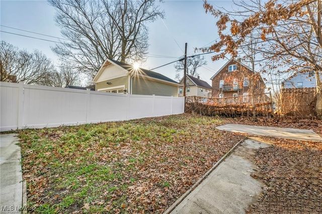 1566 Winchester Avenue, Lakewood, OH 44107