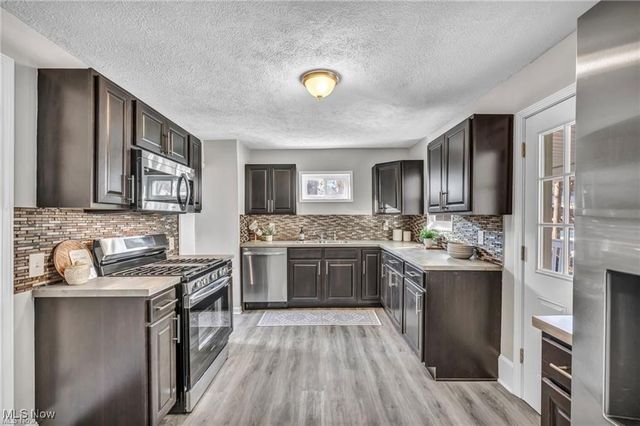 1566 Winchester Avenue, Lakewood, OH 44107