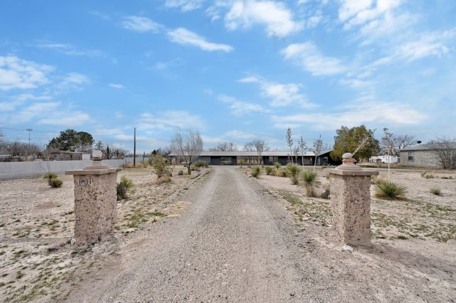 1011 W Washington St, Marfa, TX 79843