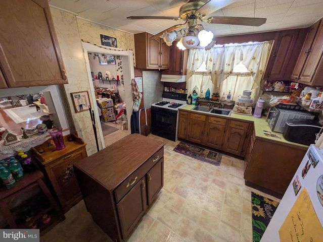 324 WALNUT ST, Catasauqua, PA 18032