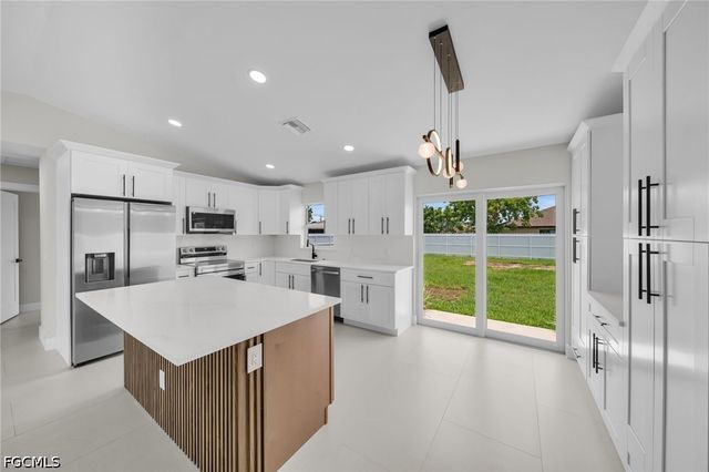 315 SE 7th PL, Cape Coral, FL 33990