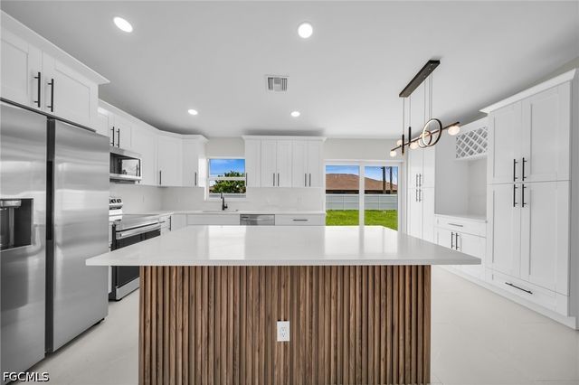 315 SE 7th PL, Cape Coral, FL 33990