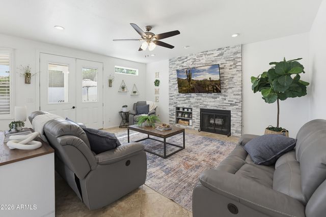 13 W SILVERWOOD Drive, Phoenix, AZ 85045