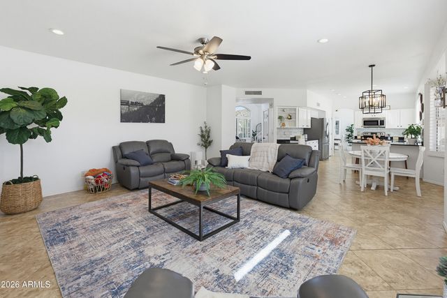 13 W SILVERWOOD Drive, Phoenix, AZ 85045