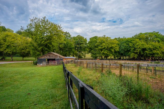 4303 Moore Ln, Culleoka, TN 38451