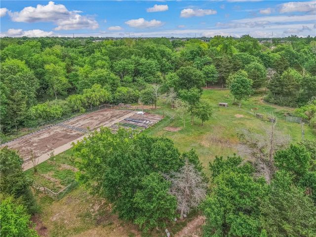 4855 Austins Creek Drive, Bryan, TX 77808