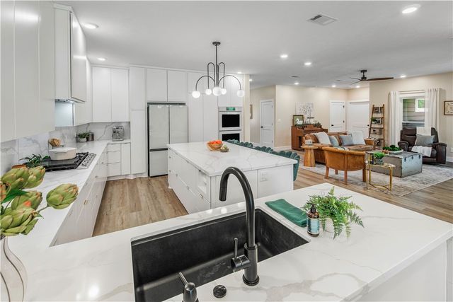 4855 Austins Creek Drive, Bryan, TX 77808