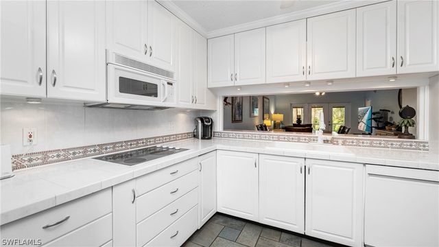 3032 Sandpiper Bay CIR G106, Naples, FL 34112