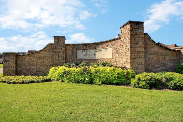 15 GRAYS HOLLOW DR, Cordova, TN 38018