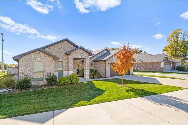 23939 W 82nd Court, Lenexa, KS 66227