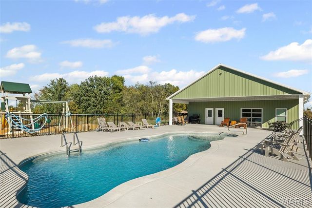 4242 Quirin Road, Smithton, IL 62285