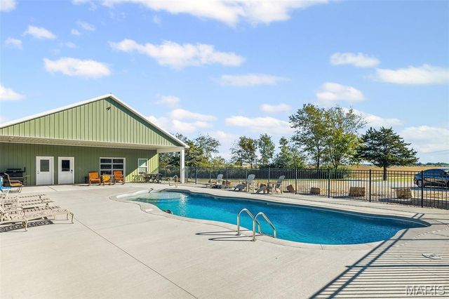 4242 Quirin Road, Smithton, IL 62285