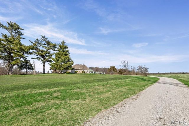 4242 Quirin Road, Smithton, IL 62285