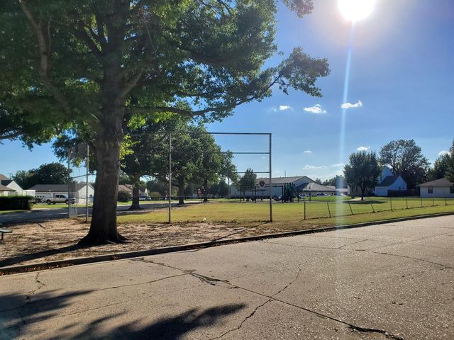 2202 W Maine Avenue, Enid, OK 73703