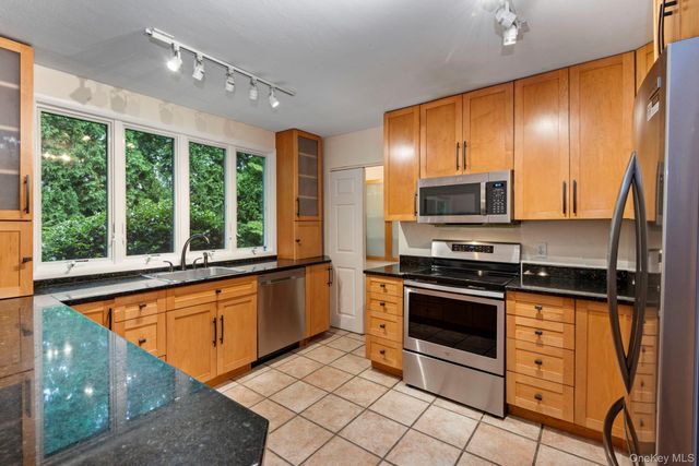 75 Cove Road, Huntington, NY 11743