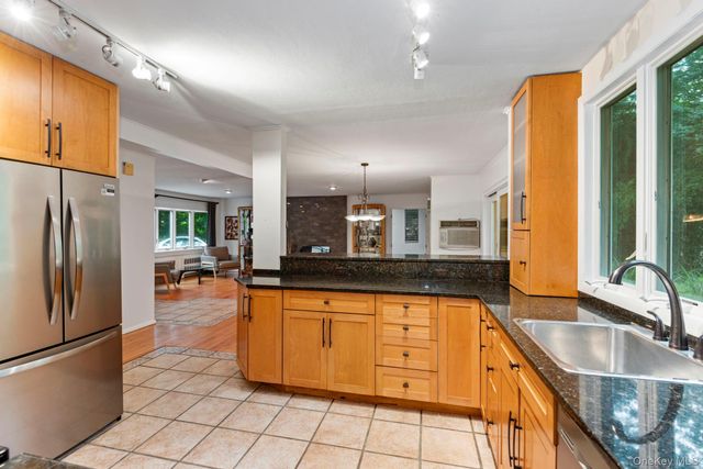 75 Cove Road, Huntington, NY 11743