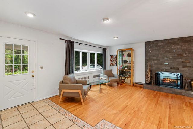 75 Cove Road, Huntington, NY 11743