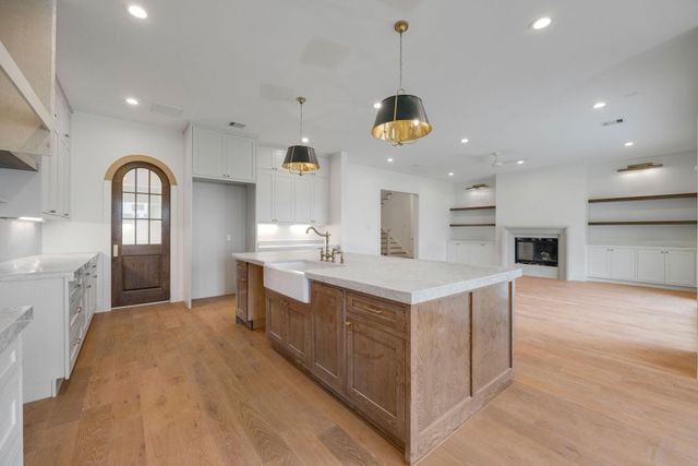 1726 Saxon Drive, Houston, TX 77018