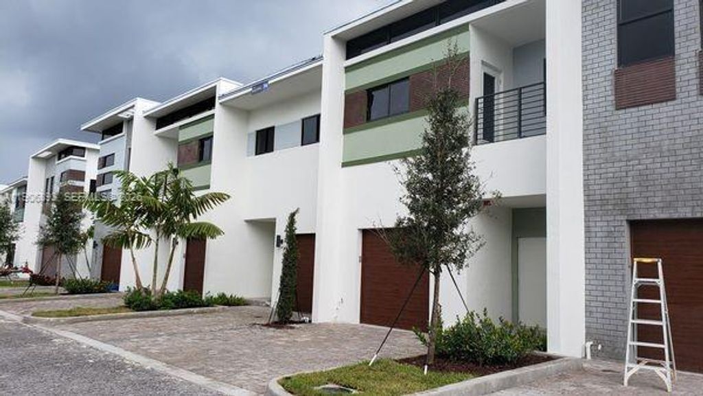 4500 NW 8th Place, Plantation, FL 33317