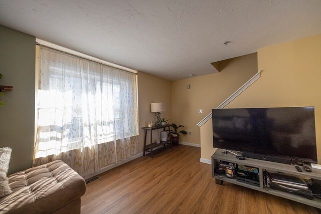 1017 Middlesex St 5, Lowell, MA 01851