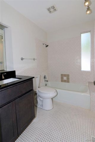 607 Garden Leaf Court, Ballwin, MO 63011