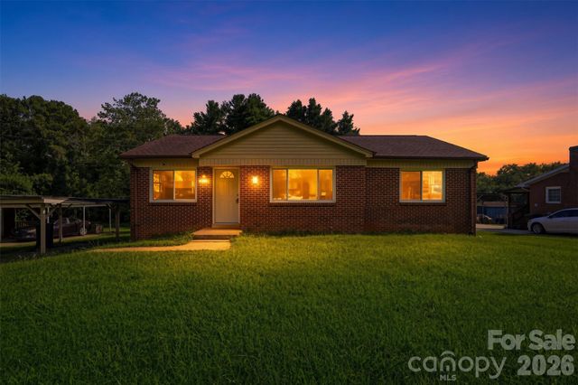 2262 9th Avenue Drive NE, Hickory, NC 28601