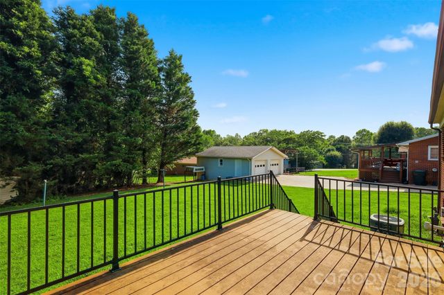 2262 9th Avenue Drive NE, Hickory, NC 28601