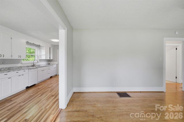 2262 9th Avenue Drive NE, Hickory, NC 28601
