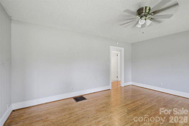 2262 9th Avenue Drive NE, Hickory, NC 28601