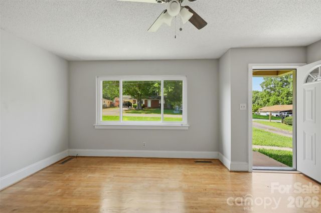 2262 9th Avenue Drive NE, Hickory, NC 28601