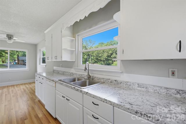2262 9th Avenue Drive NE, Hickory, NC 28601