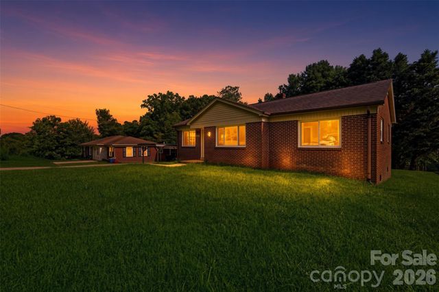 2262 9th Avenue Drive NE, Hickory, NC 28601