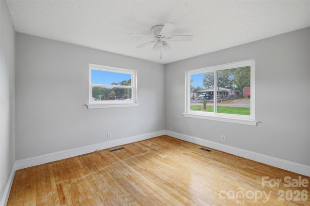 2262 9th Avenue Drive NE, Hickory, NC 28601