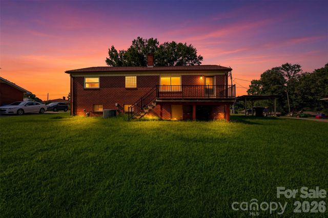 2262 9th Avenue Drive NE, Hickory, NC 28601