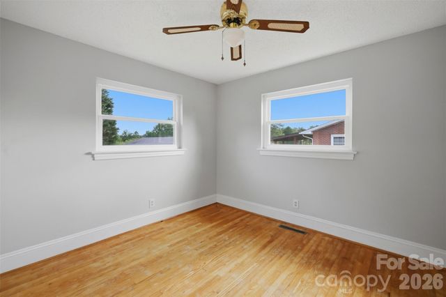 2262 9th Avenue Drive NE, Hickory, NC 28601
