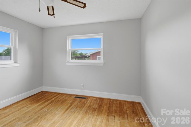 2262 9th Avenue Drive NE, Hickory, NC 28601