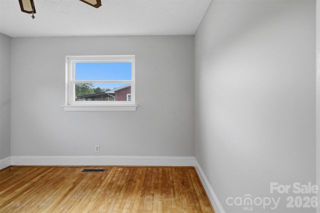 2262 9th Avenue Drive NE, Hickory, NC 28601