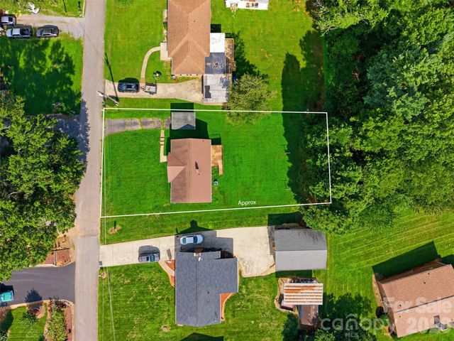 2262 9th Avenue Drive NE, Hickory, NC 28601