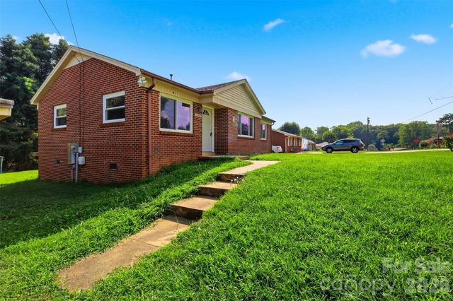 2262 9th Avenue Drive NE, Hickory, NC 28601