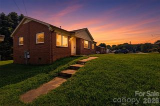 2262 9th Avenue Drive NE, Hickory, NC 28601