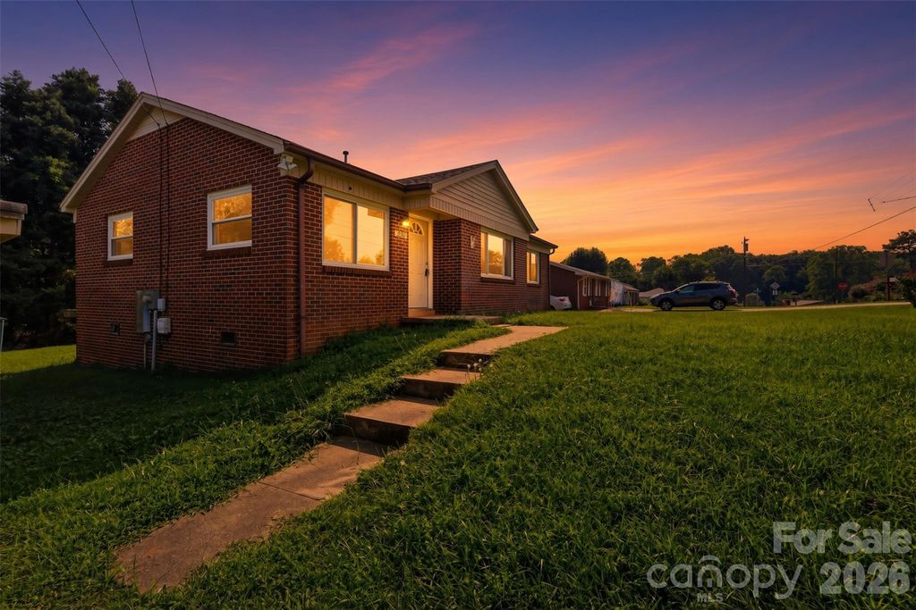 2262 9th Avenue Drive NE, Hickory, NC 28601