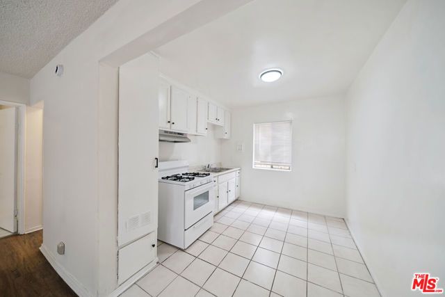 8633 Denver Avenue 3, Los Angeles, CA 90044